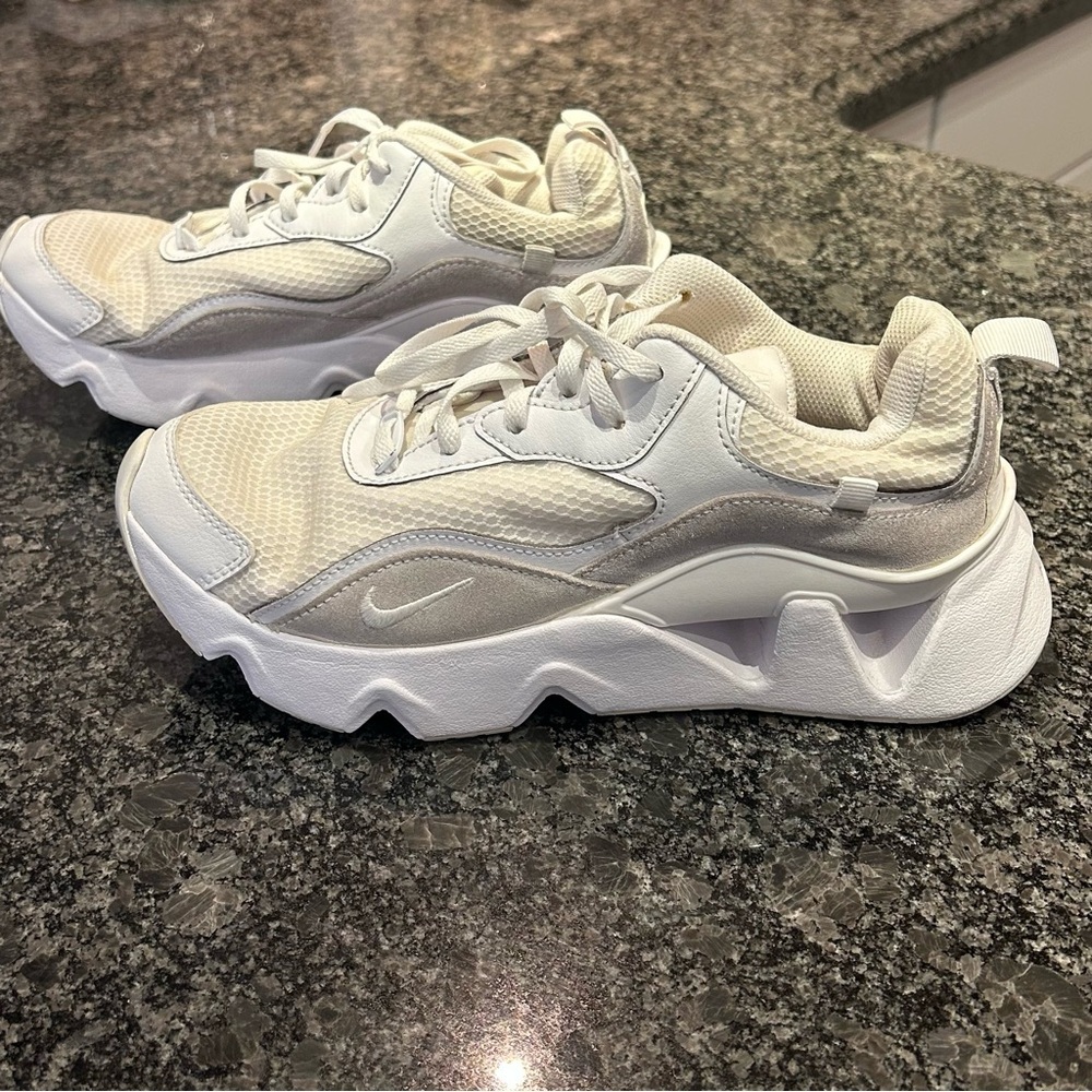 Nike Women’s  Ryz 365-2  Cream and White Sneakers, Size 9